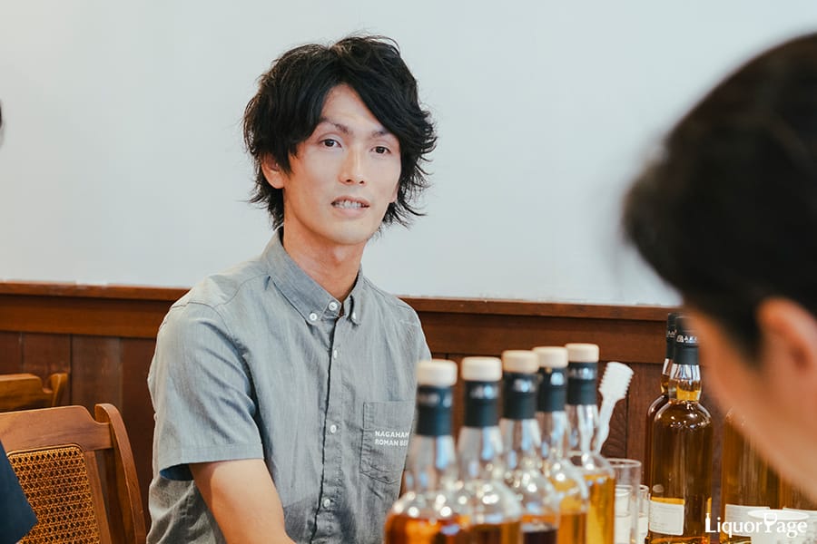 アルモリックの原酒をテイスティングし「まるで香水のような華々しい香りが印象的でした」と語る屋久さん