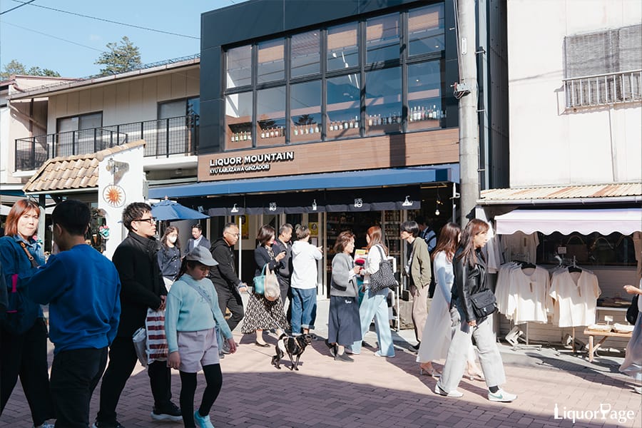 多くの人が行き交う旧軽井沢銀座通りにオープンした「リカーマウンテン旧軽井沢銀座通り店」