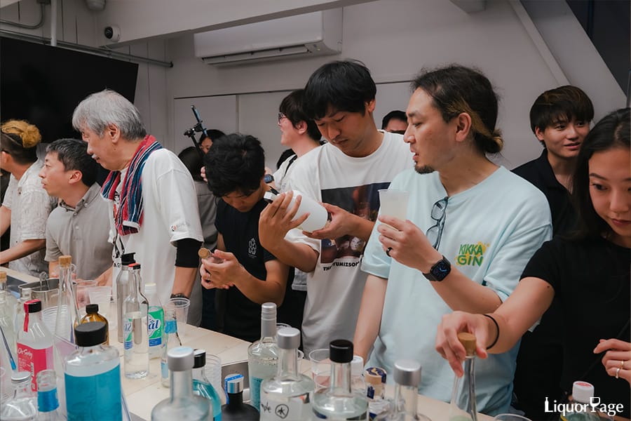 お互いのジンを飲み合う交流会も実施