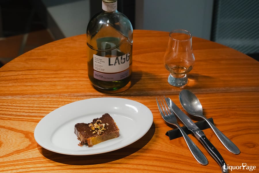 「オレンジチョコレートテリーヌ キャラメリゼしたナッツとともに」と「スモールバッチ パロ・コルタドシェリーフィニッシュ」のストレート