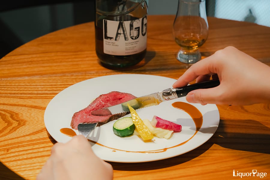 「和牛のグリル マスタードソース」と「コリクレヴィ エディション」のストレート