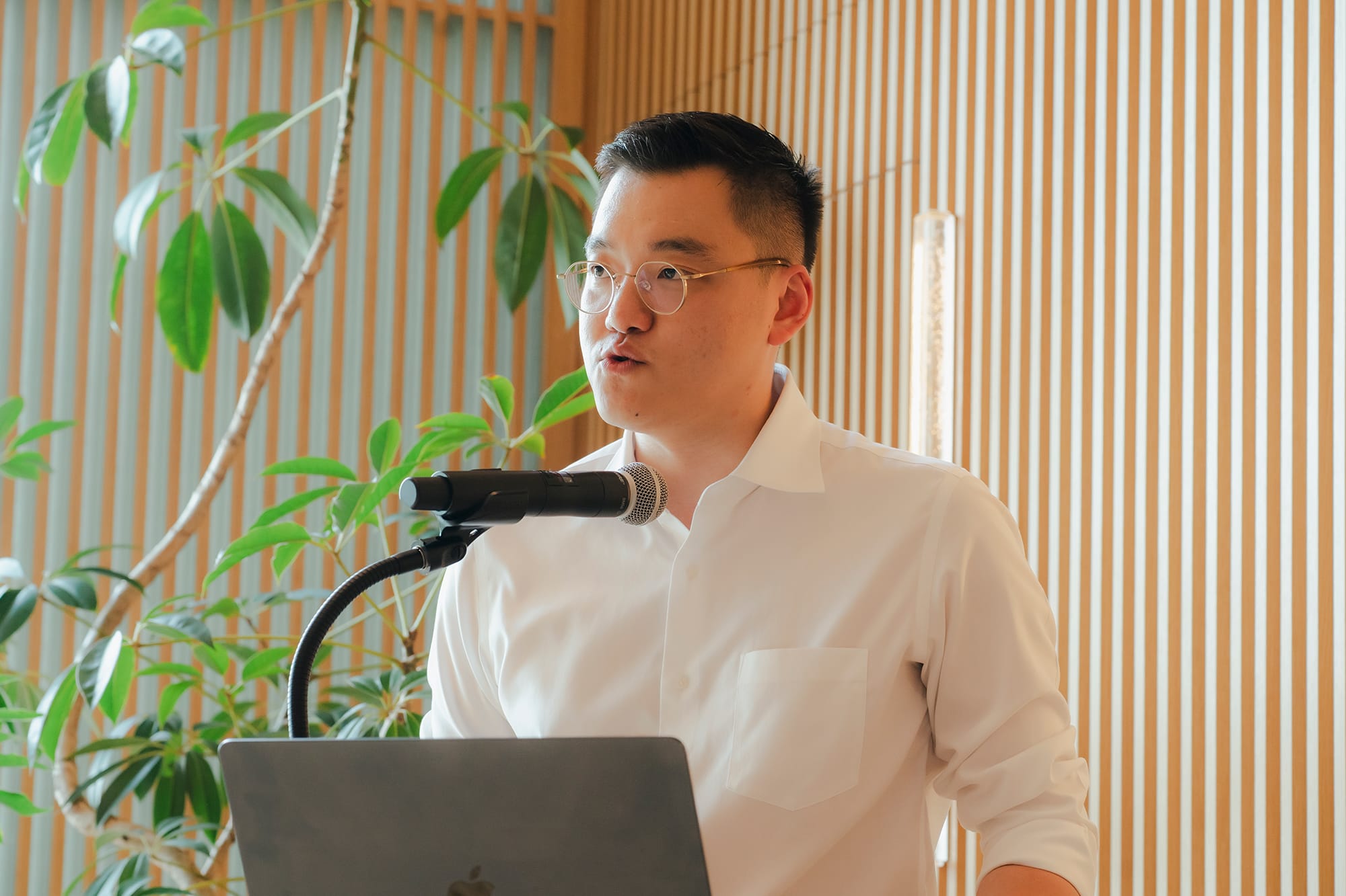 サステナブルについて語るデミ氏、スタッフのユニフォームも廃棄されてしまうソイプラスチックを再活用したものだという