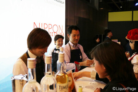 TUMUGIのブースにて ブースに立つのは先日行われたTUMUGIのカクテルコンペで優勝されたbar benfiddichの鹿山博康さん。