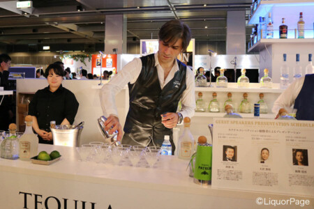 パトロンのブースにて アンバサダーを務めるFERRI'Sのバーテンダー、フェリー・カデムさんがカクテルを振るう。