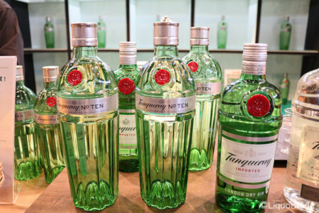 タンカレーのブースにて 定番のプレミアムジン、タンカレー・ナンバーテンは毎年のことながら出展。