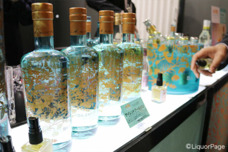 サイレントプールのブースにて 美しいボトルの英国産クラフトジン、サイレントプール。