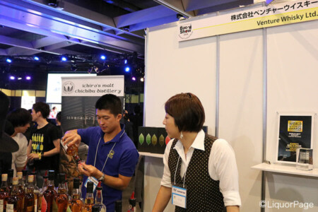 秩父蒸留所のブースにて。 イチローズモルトなど秩父蒸留所のブースは毎年のことながら大盛況。