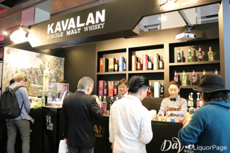 カバランのブースにて 世界に名をはせる台湾の高級ウイスキー、カバラン。