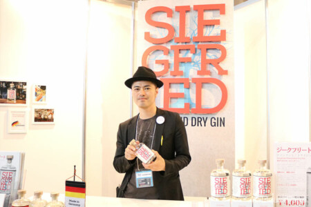 ジークフリートのブースにて ドイツの叙情詩、ニーベルンゲンの歌をモチーフにしたクラフトジン、ジークフリート。