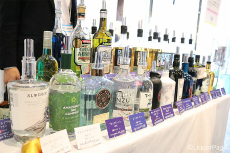 マルカイコーポレーションのブースにて クラフトジンだけでも10種前後提供された。