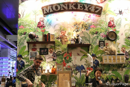 モンキー47のブースにて ドイツの森からやってきたクラフトジン、モンキー47の世界観が表現されている。