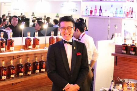 バカルディ・ラムのブースにて バカルディのカクテルコンペ、バカルディレガシーで日本一になり世界大会でもファイナルに進出したザ ・プリンスギャラリー東京紀尾井町のバーテンダー、阿部央さん。