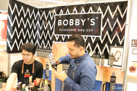 ボビーズのブースにて レモングラスが香るオランダのクラフトジン、ボビーズのブースではアンバサダーがカクテルを提供。
