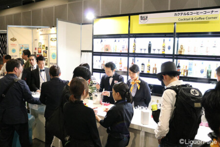 カクテル&コーヒーコーナーにて ここではゲストバーテンダーやなでしこカップ出場者のカクテルが提供された。