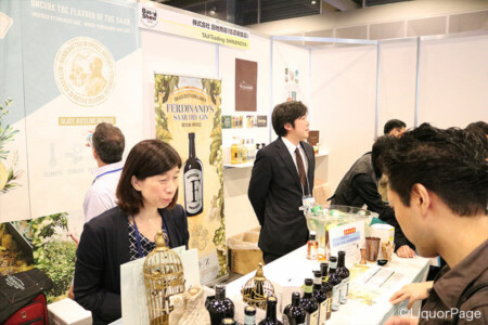 田地商店のブースにて 白ワイン香る高貴なクラフトジン、フェルディナンズが提供された。ドイツから生産者が来日。