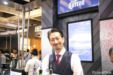 ホセ・クエルボのブースにて クエルボのカクテルコンペで世界一の経験を持つ、スピリッツバーSunfaceのバーテンダー、江刺幸治さんがカクテルをメイキング。