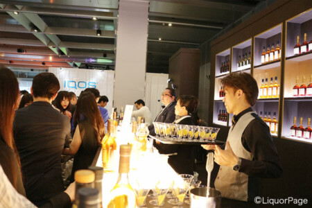 モエヘネシー・ディアジオのブースにて ラグジュアリーな世界観を表現するモエヘネシー・ディアジオのブース。BAR LIBREのバーテンダー、清崎雄二郎さんがブースに立つ。