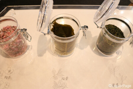 ROKUのブースにて 人気の国産クラフトジン、ROKUに使用される6つの和素材が展示されていた。