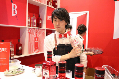ビーフィーターのブースにて 昨年末に行われたビーフィーターのカクテルコンペで日本一になり、世界大会にも出場したPAVILLIONのバーテンダー、杉浦聡さんがブースに立つ。