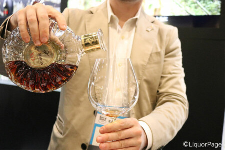 レミーマルタンのブースにて 定番コニャックの高級シリーズ、レミーマルタンXOがリーデルのグラスで提供された。