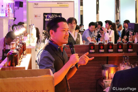 バカルディ・ラムのブースにて バカルディ・ラムのカクテルコンペ、バカルディレガシーで世界NO.1になった経歴を持つ、世界で活躍するトップバーテンダー、後閑信吾さん。今年6月には待望の国内店舗、THE SG CLUBを渋谷にオープン予定。