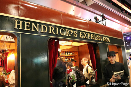 ヘンドリックスのブースにて 人気のプレミアムジン、ヘンドリックスの世界観を見事に表現。中には若手トップバーテンダーらが立ち、常に人で賑わっていた。