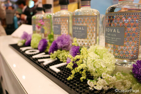コーヴァルのブースにて シカゴ発の完全オーガニックのクラフトジン、コーヴァル。美しいボトルデザインが際立つ。
