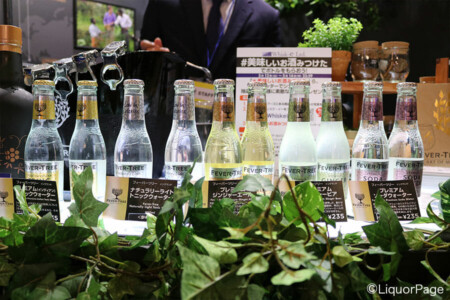フィーバーツリーのブースにて ワンランク上のジントニックには欠かせないプレミアムトニックウォーター、フィーバーツリー。トニックだけでも4種提供された。
