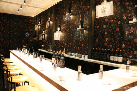 季の美・町家バーにて 町家バー内部は別世界。季の美の世界観が見事に表現されている。