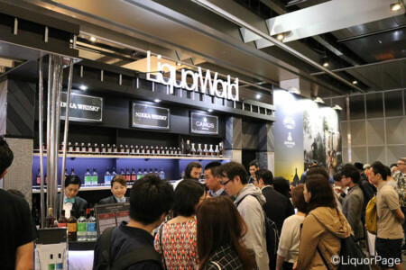 アサヒビールのブースにて ゲストバーテンダーらが立ち、終始にぎわいを見せていた。