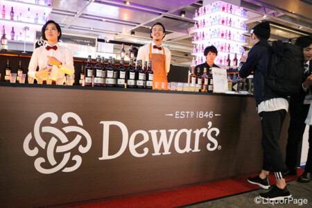 デュワーズのブースにて 人気ブレンデッド・スコッチ、デュワーズのブース。