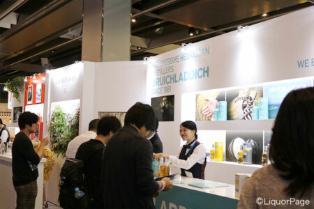 ブルイックラディのブースにて 数々のシリーズを展開するアイラ島のシングルモルト、ブルイックラディ。