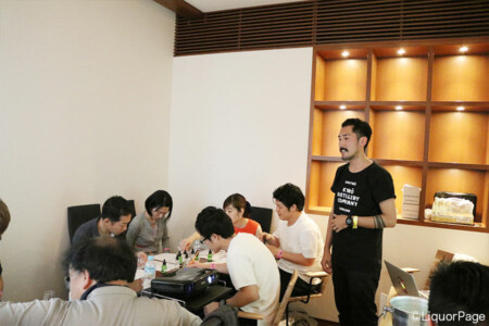 キュロのセミナー。キュロ ディスティラリーのアンバサダーであり、GINfest.TOKYOの運営メンバーでもある野村空人氏。 セミナーフロアにて