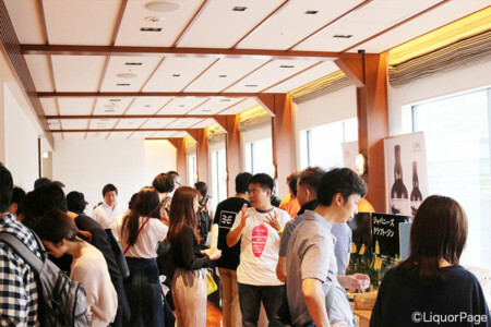 1階の国産ジンの試飲フロア。 メイン会場・T-LOTUS