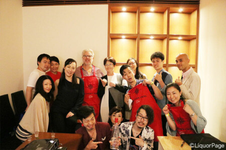 サザンクロス ジンのセミナー。南アフリカからオーナーが来日。終了後の集合写真。 セミナーフロアにて