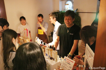 来場者の方だけでなく、ブース担当者の方の笑顔も多く見受けられた。 ヘルシンキ ジンのブースにて