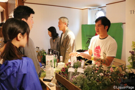 ザ ボタニスト(手前)、タンカレー(奥)のブースにて