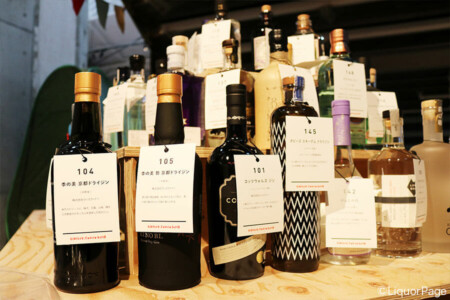 棚に置かれた無数のジンに直接触れて、香りを嗅いで、好みのジンを選ぶ。それでジントニックを作ってもらうというシステム。 スペシャル・バーにて