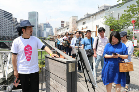 開場前に並ぶ来場者の方々。 メイン会場・T-LOTUS