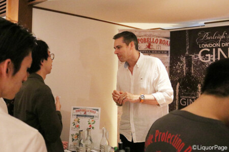 ポートベロ ロード、バーレイズのブースにて