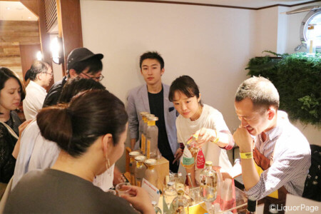 ジンロウ、クローバージンのブースにて