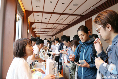 1階の国産ジンの試飲フロア。 メイン会場・T-LOTUS