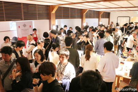 地下一階、輸入ジンの試飲フロア。 メイン会場・T-LOTUS