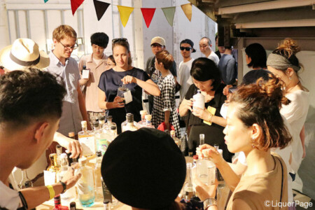 棚に置かれた無数のジンに直接触れて、香りを嗅いで、好みのジンを選ぶ。それでジントニックを作ってもらうというシステム。 スペシャル・バーにて