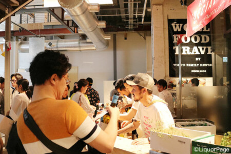 ブースに立つのは運営メンバーの齋藤恵太氏 スペシャル・バーにて