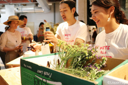 ゲストバーテンダーの岩本彩さん、大場文武さん。 スペシャル・バーにて