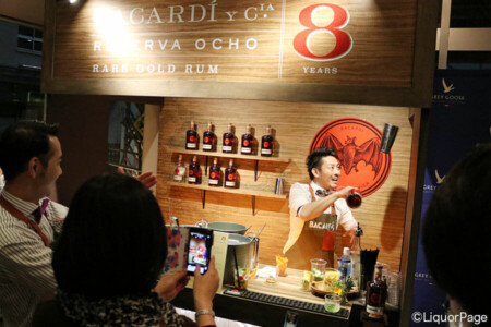 終盤には山本圭介さんによるフレア・バーテンディングのショーも行われた。 バカルディ・ラムのブースにて