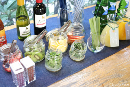 カクテルに使用できるフルーツやお酒が並べられた。 リキュール・スピリッツブランド“ボルス”のワークショップにて