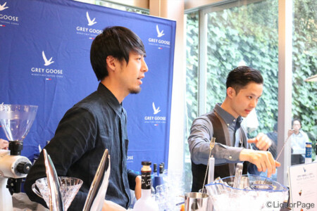 ブースに立つのはバリスタ世界チャンピオンの粕谷哲さん(手前)。 プレミアムウォッカ・グレイグースのブースにて