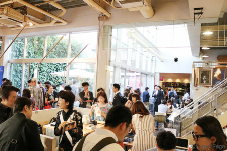 会場内は多くの人で賑わっていた。 会場内の様子